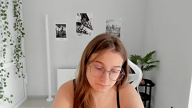 Mia kristal online show from July 11, 2026, 8:17 am