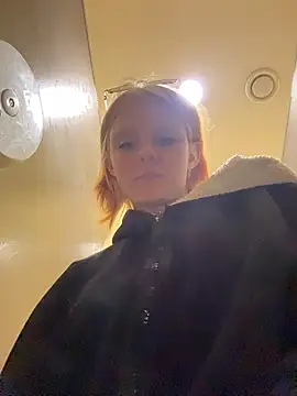 NinaParri online show from April 18, 2026, 3:32 am