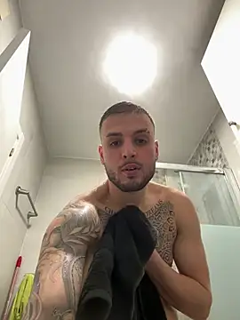 Snapshot of Roosen_1998 chatting on March 22, 2026, 10:35 pm Roosen 1998 online show from March 22, 2026, 10:35 pm