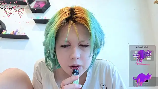 LittleKittenStar online show from June 17, 2026, 5:32 am