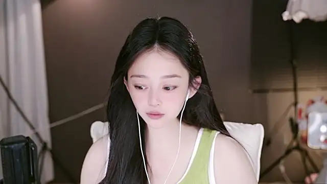 Anne-w online show from June 4, 2026, 11:27 am