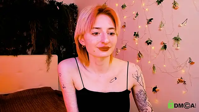 Kira  Cutie online show from May 15, 2026, 11:45 pm