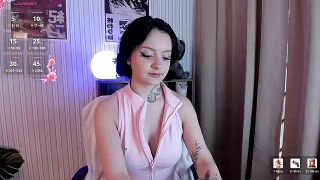  EmilyRouge  online show from April 14, 2026, 10:27 pm