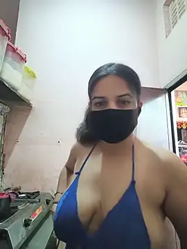 Snapshot of REENA-STRIP chatting on June 2, 2026, 6:26 am REENA-STRIP online show from June 2, 2026, 6:26 am