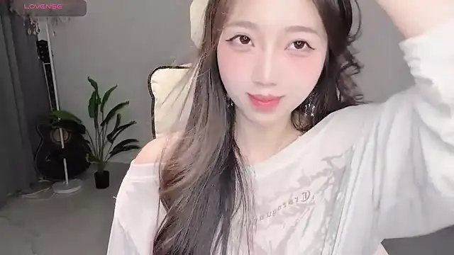 Yukiy8877 online show from May 7, 2026, 1:16 pm