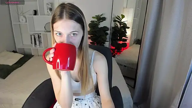 Snapshot of LauraPurr chatting on May 25, 2026, 6:08 am LauraPurr online show from May 25, 2026, 6:08 am