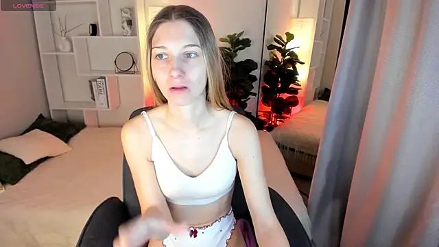 Snapshot of LauraPurr chatting on May 26, 2026, 6:09 am LauraPurr online show from May 26, 2026, 6:09 am