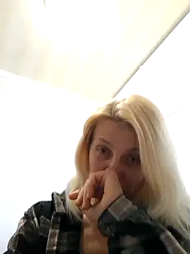 MiaLove183 online show from April 16, 2026, 1:12 pm