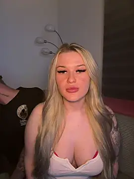 tiiffyy online show from April 14, 2026, 7:42 pm