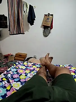 roselover2222 online show from April 15, 2026, 4:52 am