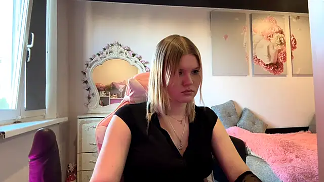 SweettAnny online show from June 16, 2026, 4:31 pm