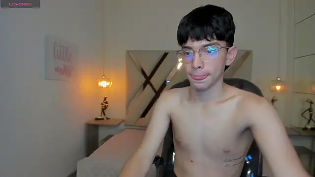 Snapshot of SantiTwinkyy chatting on March 30, 2026, 2:40 pm SantiTwinkyy online show from March 30, 2026, 2:40 pm