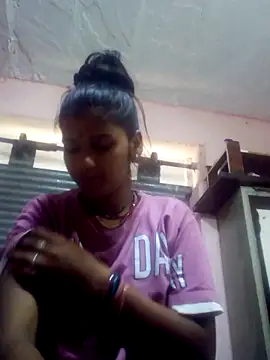 Raveena0990 online show from May 17, 2026, 12:41 am