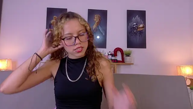 lia valmont 01 online show from May 3, 2026, 6:47 pm
