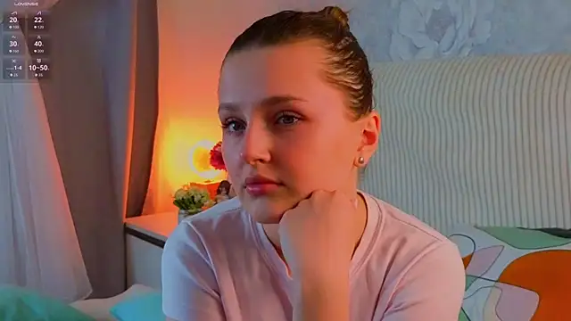 LorriMonz online show from July 8, 2026, 1:43 am