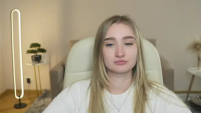 VioletteClaire online show from April 3, 2026, 8:45 am