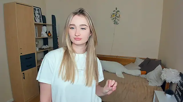 VioletteClaire online show from April 18, 2026, 9:13 am