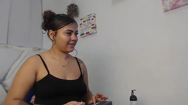 Snapshot of AlannaHarper chatting on June 25, 2026, 2:43 pm AlannaHarper online show from June 25, 2026, 2:43 pm