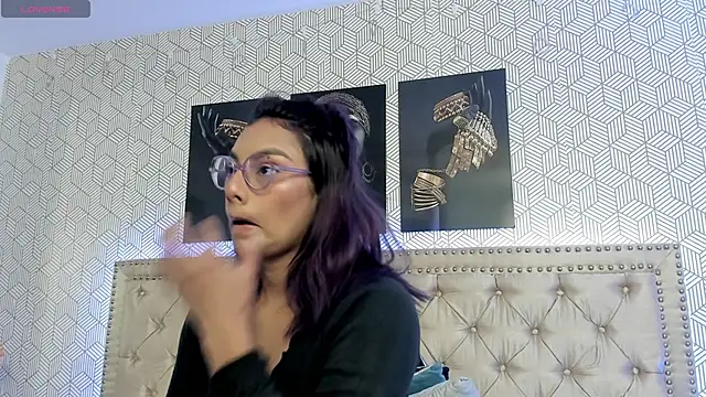 Snapshot of ValeAlvarez_ chatting on March 27, 2026, 6:40 pm ValeAlvarez online show from March 27, 2026, 6:40 pm