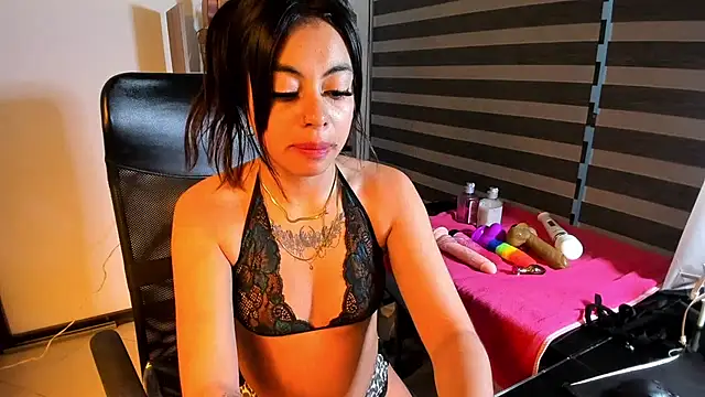 Snapshot of CharlotePetite_ chatting on June 21, 2026, 12:30 pm CharlotePetite online show from June 21, 2026, 12:30 pm