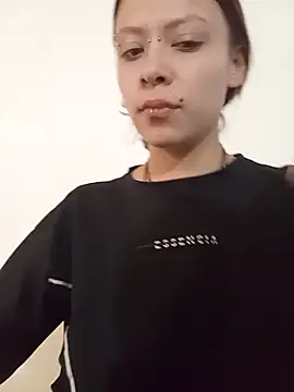 AuroraaMoonn online show from April 5, 2026, 11:02 pm