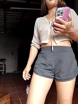 xinhxinh-cute online show from May 18, 2026, 4:07 am