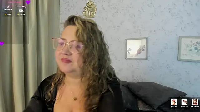 Martinacurvy  online show from July 8, 2026, 8:08 am
