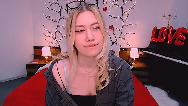 Snapshot of blonde_angell chatting on April 3, 2026, 2:48 pm blonde angell online show from April 3, 2026, 2:48 pm