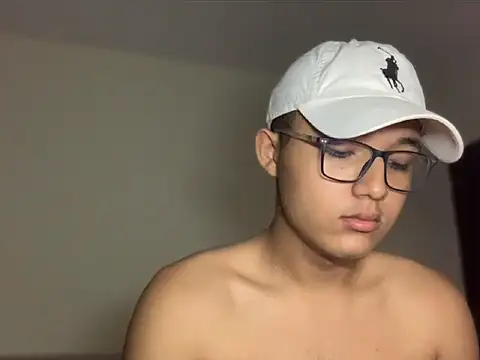 Chriis 18 online show from April 21, 2026, 12:44 pm