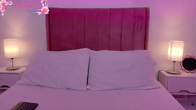 MoollyLove online show from June 20, 2026, 11:57 am