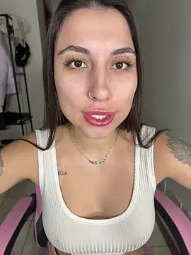 Carolzinhalux69 online show from June 26, 2026, 12:04 am