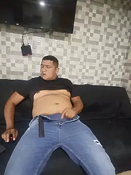 luis20212 online show from June 17, 2026, 3:31 am