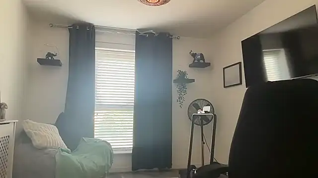 Snapshot of DaveRoyale chatting on April 12, 2026, 12:10 pm DaveRoyale online show from April 12, 2026, 12:10 pm