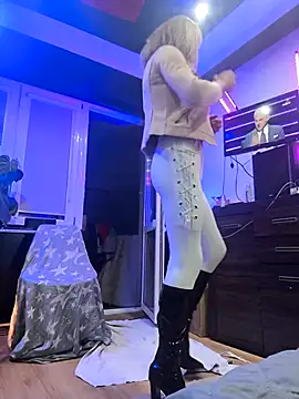 Snapshot of DomMONIKA chatting on April 7, 2026, 5:57 pm DomMONIKA online show from April 7, 2026, 5:57 pm