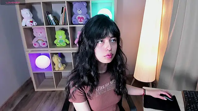 Saphyralux online show from June 17, 2026, 9:49 pm