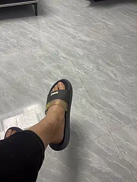 yingzi003 online show from April 12, 2026, 2:00 pm