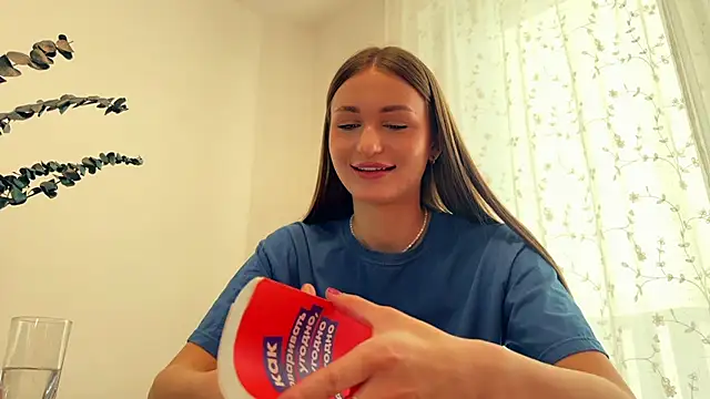 Snapshot of HallieHollo chatting on April 1, 2026, 1:41 pm HallieHollo online show from April 1, 2026, 1:41 pm