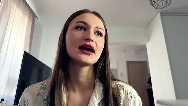 Snapshot of HallieHollo chatting on April 4, 2026, 6:11 am HallieHollo online show from April 4, 2026, 6:11 am