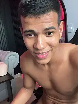 noahdark  online show from May 17, 2026, 2:24 pm