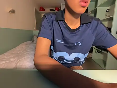 Snapshot of Rebeu_77 chatting on July 15, 2026, 4:45 pm Rebeu 77 online show from July 15, 2026, 4:45 pm