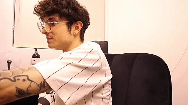 Snapshot of Tyler_Blade chatting on April 9, 2026, 11:21 pm Tyler Blade online show from April 9, 2026, 11:21 pm