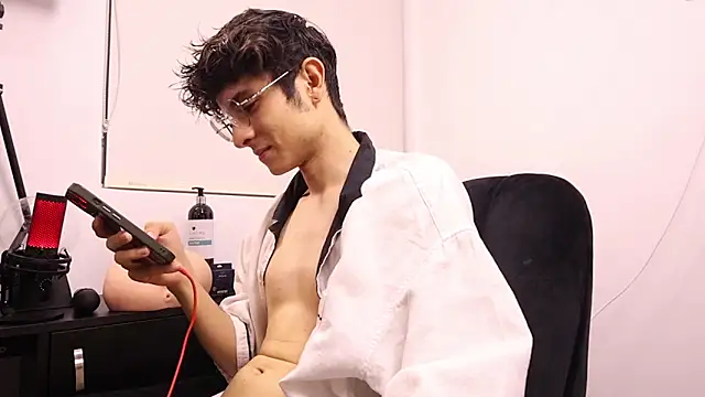 Snapshot of Tyler_Blade chatting on April 11, 2026, 12:15 am Tyler Blade online show from April 11, 2026, 12:15 am