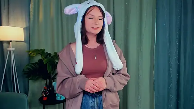 Snapshot of SunniPhoenix chatting on April 1, 2026, 5:41 am SunniPhoenix online show from April 1, 2026, 5:41 am