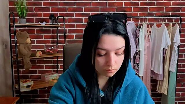 AnnaaPage online show from April 15, 2026, 1:40 pm