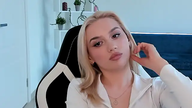 CarmonMola online show from April 1, 2026, 1:12 pm