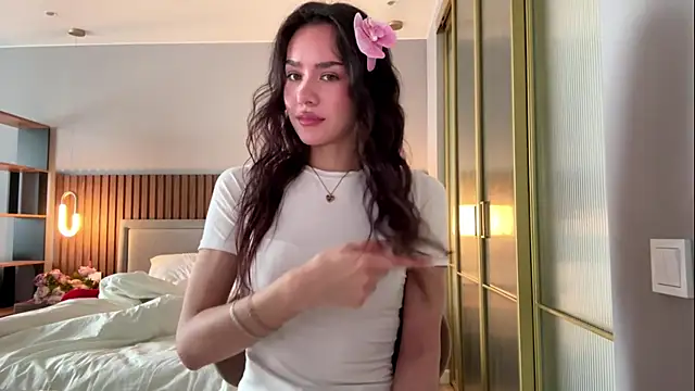 MinnaWatwood online show from April 14, 2026, 5:57 am