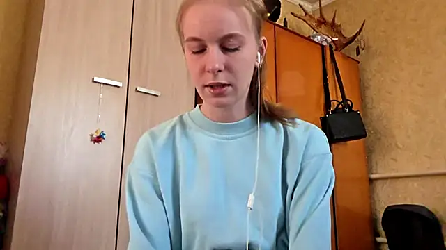 Snapshot of DonnaKuc chatting on April 1, 2026, 6:14 am DonnaKuc online show from April 1, 2026, 6:14 am