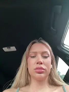 Girl-Mia online show from April 9, 2026, 4:12 am