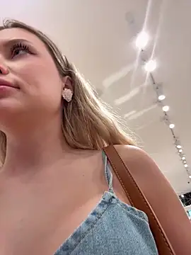 Girl-Mia online show from April 9, 2026, 6:19 am