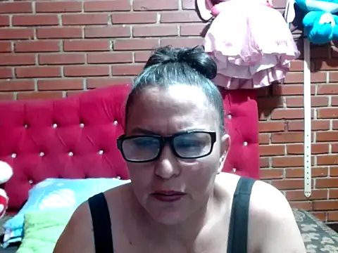 kristalmarelyn online show from May 30, 2026, 7:38 am